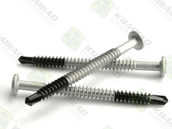 光伏發(fā)電板打螺絲的工位(光伏發(fā)電用的螺絲型號)